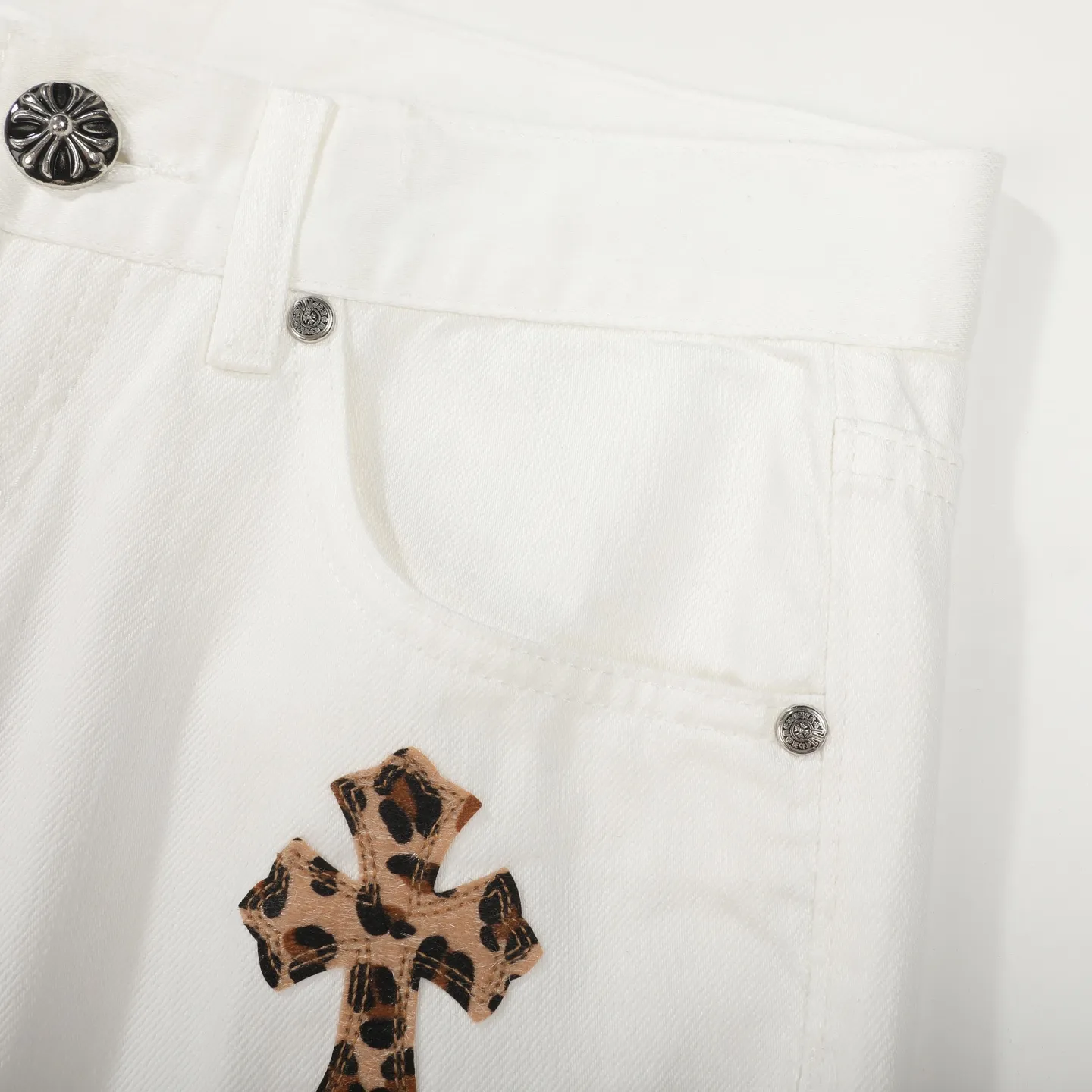 P250 Chrome Hearts｜CH Chrome Hearts 25SS high street jeans with leopard print and vintage graffiti paintings. Chrome Hearts are the most popular pants in color. Made of beaded canvas fabric, heavy washing makes the upper body of the fabric more textured and the pants are tall and straight! The three-dimensional cutting of the whole trousers is a masterpiece! The hardware is customized by zp. The beaded canvas fabric is thick and soft after being washed. It has good breathability. Customized small leather label. Unique design. The details are simple and elegant, and the workmanship is exquisite. The whole trousers are neatly routed and the details are in place! It’s so cool that both men and women can easily control the genderless trend! Color: White Size: 28 30 32 34